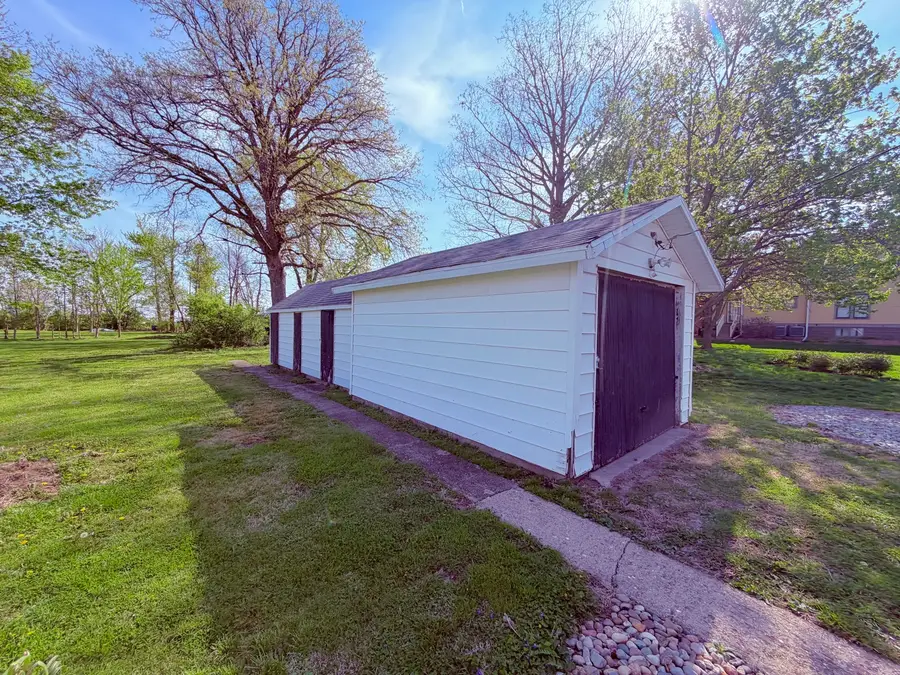308 W Washington Street W, Farina, IL 62838 - #3