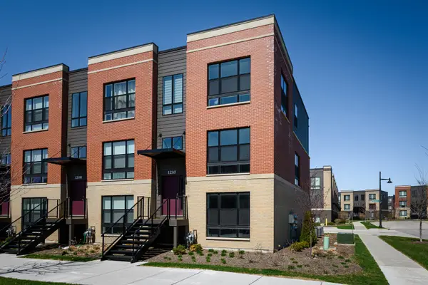 1210 Lakepointe Drive, Schaumburg, IL 60173