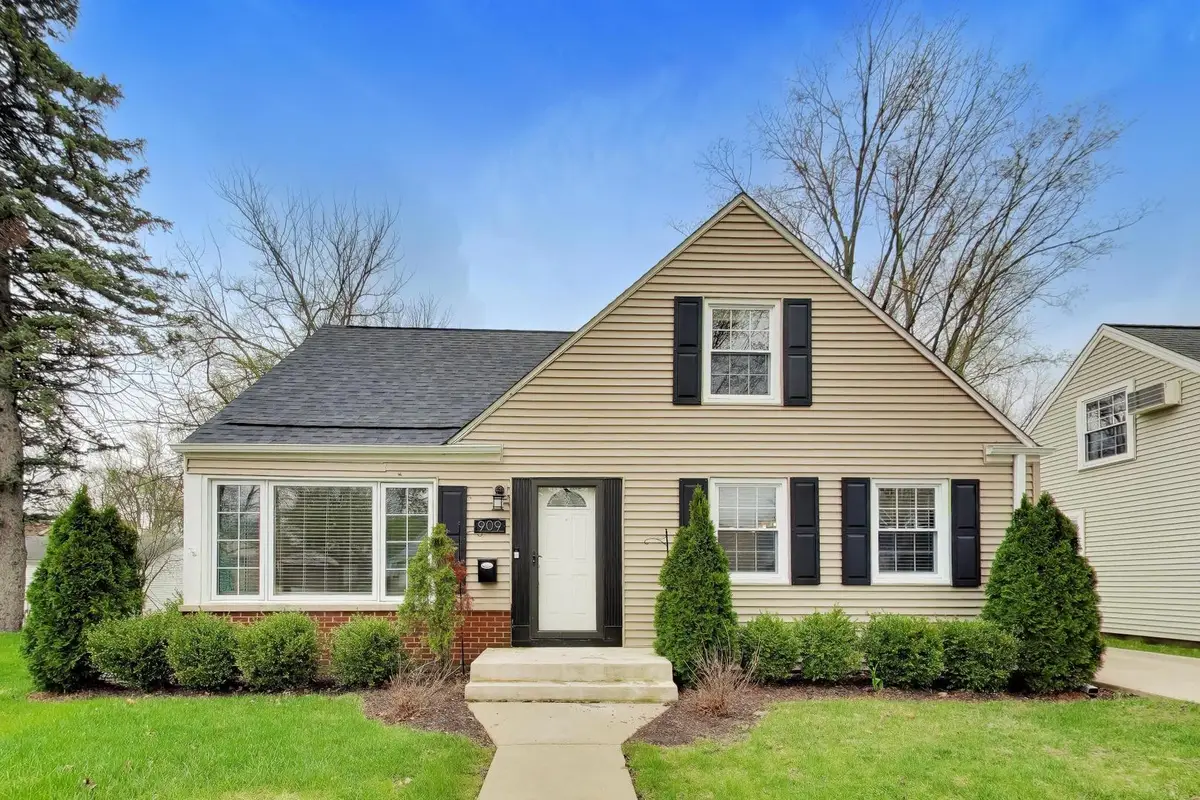 909 E Oakton Street, Arlington Heights, IL 60004 - #1