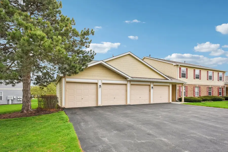 402 Woodview Circle #D, Elgin, IL 60120 - #2