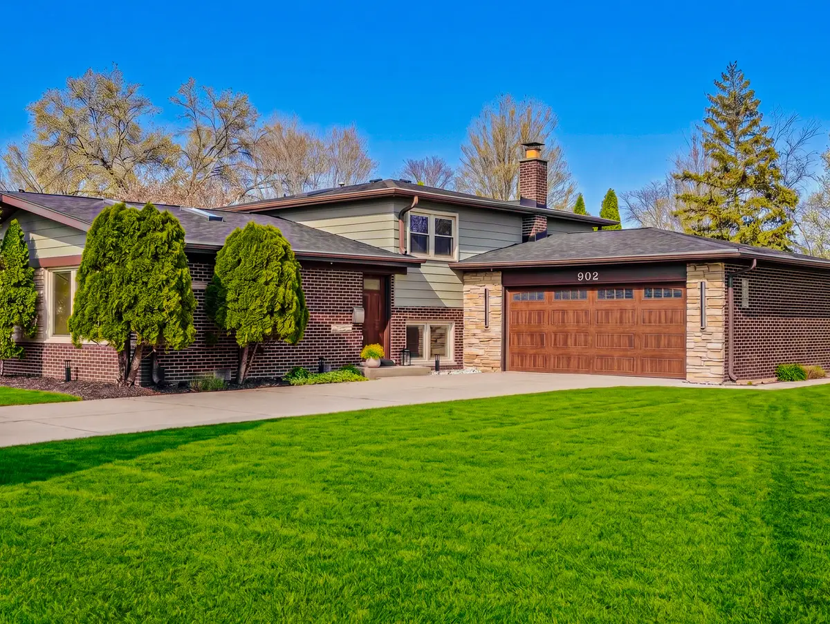 909 S Waverly Place, Mount Prospect, IL 60056 - #1