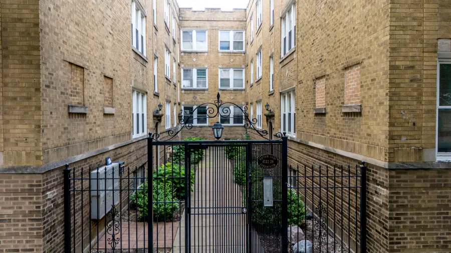 4728 N Kenneth Avenue #3E, Chicago, IL 60630 - #2