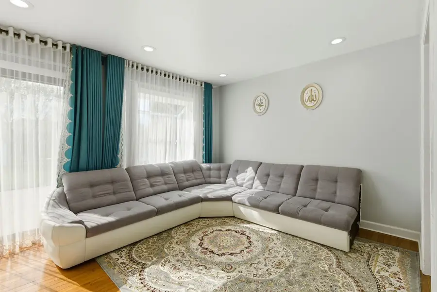 1038 S Hunt Club Drive, Mount Prospect, IL 60056 - #3