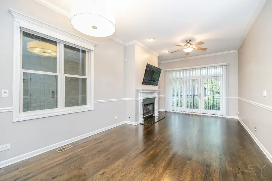 645 W Briar Place #1, Chicago, IL 60657 - #3