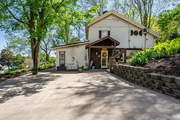 124 Oak Street, Le Claire, IA 52753