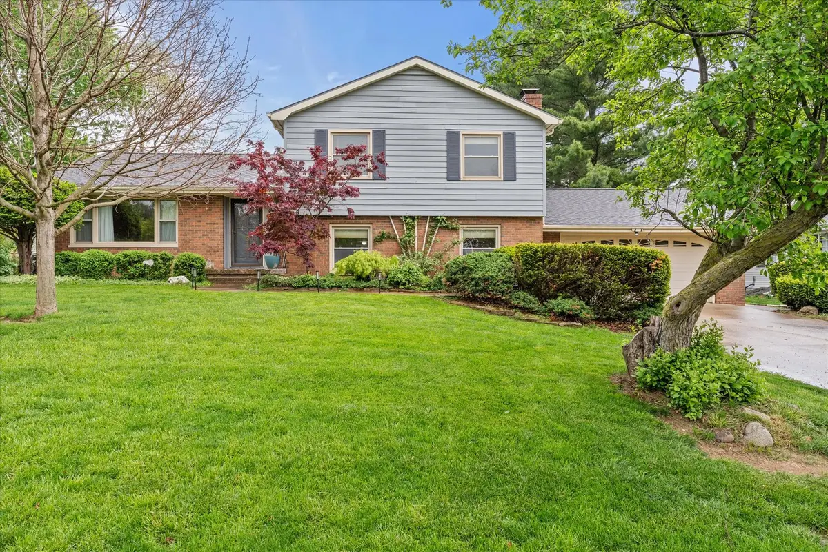 208 S Meadowhill Lane, Mahomet, IL 61853 - #1