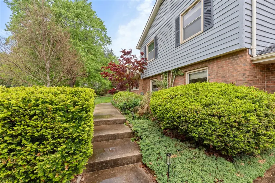 208 S Meadowhill Lane, Mahomet, IL 61853 - #2