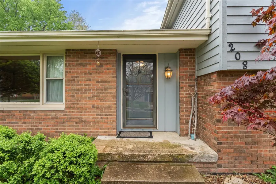 208 S Meadowhill Lane, Mahomet, IL 61853 - #3