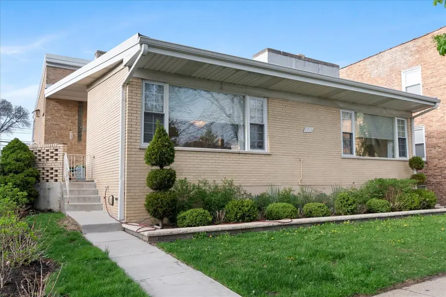 2732 W Estes Avenue, Chicago, IL 60645 - #2