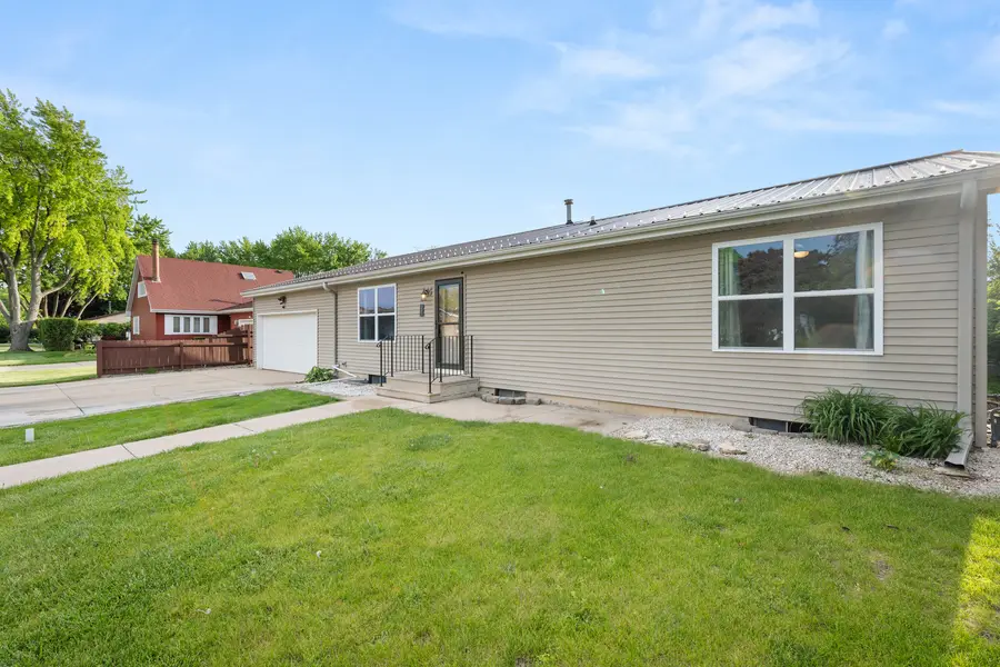 1605 Longwood Drive, Sycamore, IL 60178 - #2
