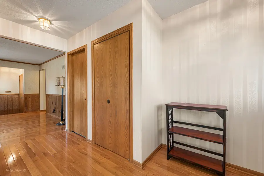 1621 Claremont Drive, Darien, IL 60561 - #3