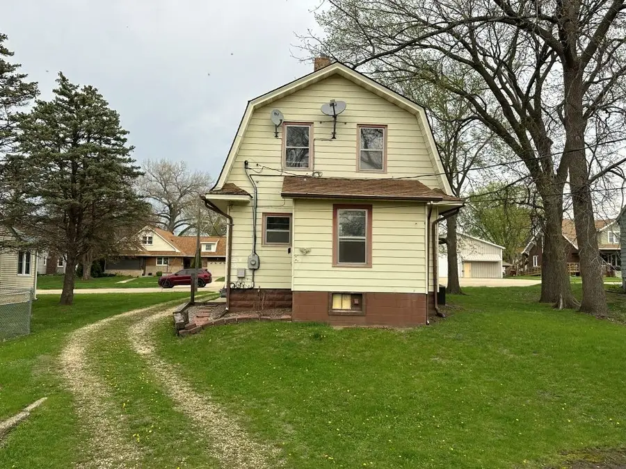 815 11th Street, Dewitt, IA 52472 - #2