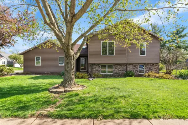 1005 W 57th Place, Davenport, IA 52806