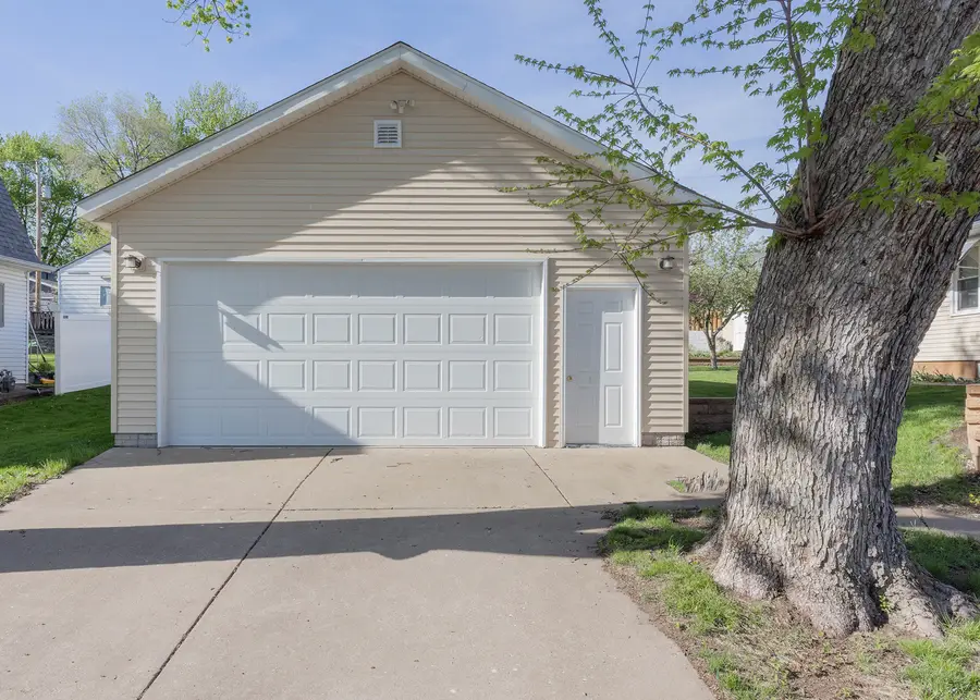 1124 Walnut Street, Buffalo, IA 52728 - #3