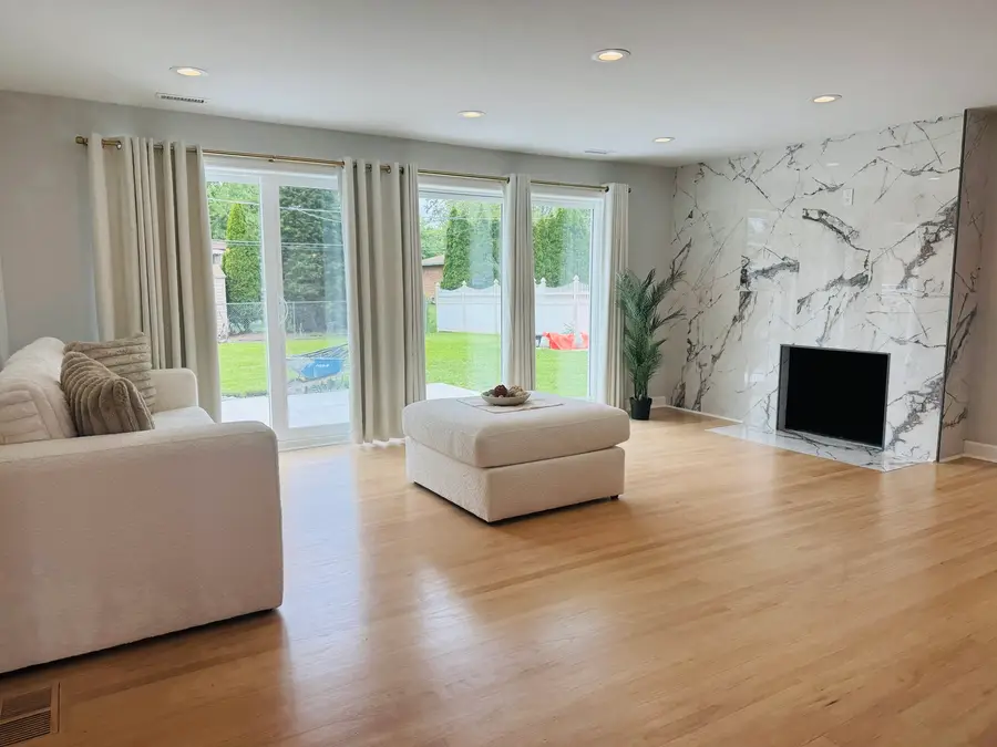 860 S 10th Avenue, La Grange, IL 60525 - #2