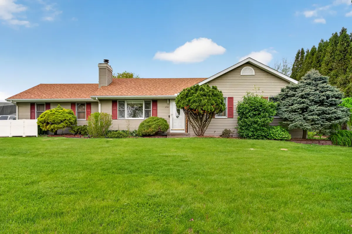 250 36th Avenue N, Clinton, IA 52732 - #1