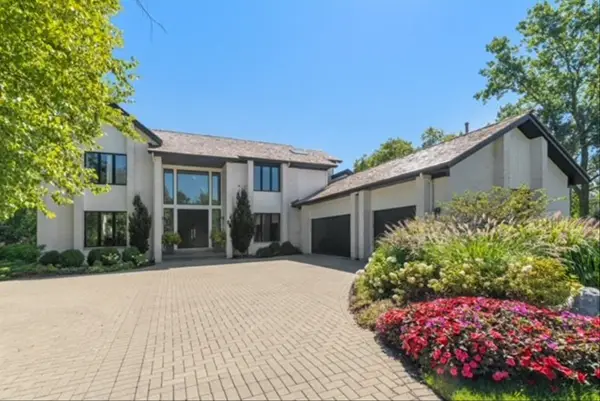 2291 Hybernia Drive, Highland Park, IL 60035