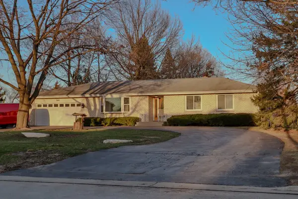 7N240 West End Road, Roselle, IL 60172