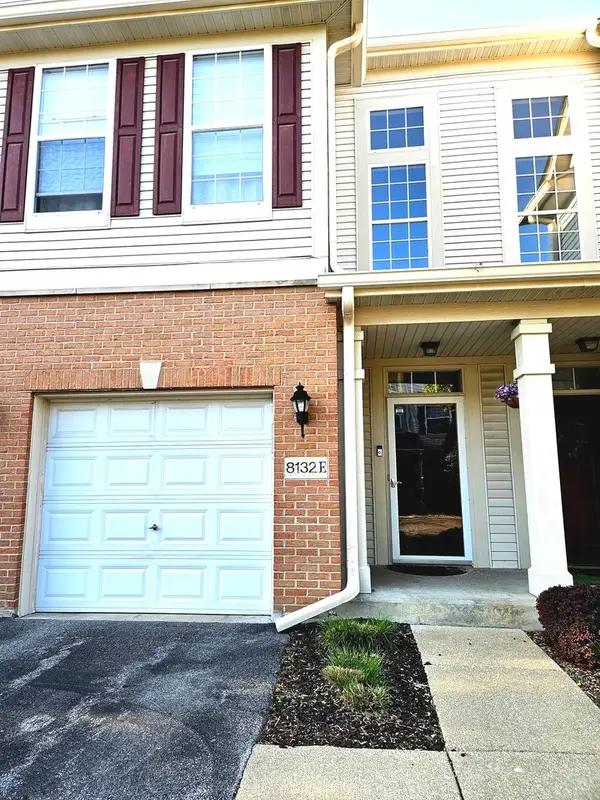 8132 Concord Lane #E, Justice, IL 60458