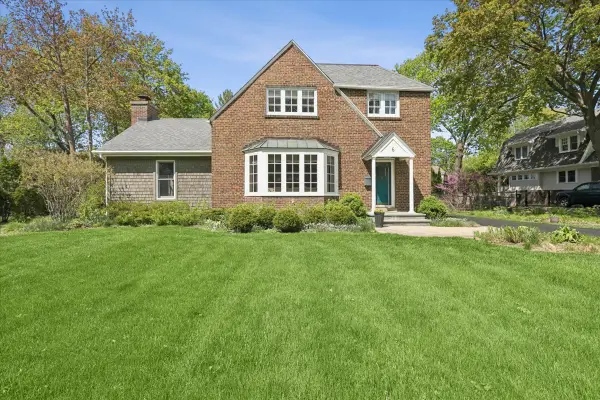 6 E Witchwood Lane, Lake Bluff, IL 60044