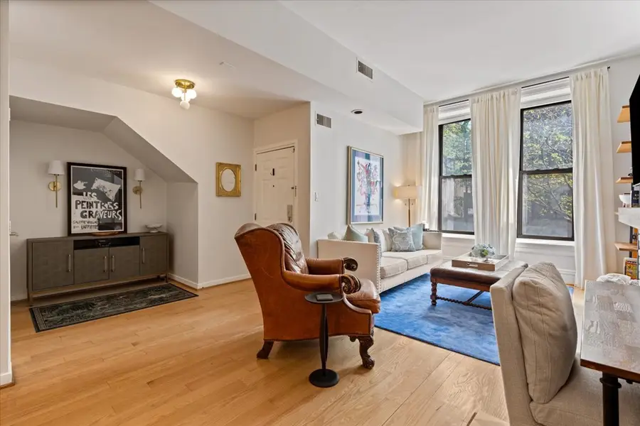 158 W Burton Place #1, Chicago, IL 60610 - #2