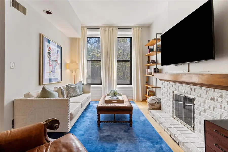 158 W Burton Place #1, Chicago, IL 60610 - #3