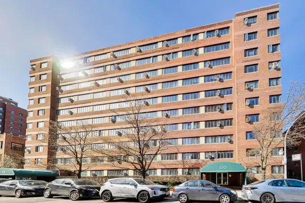 700 W Bittersweet Place #210, Chicago, IL 60613