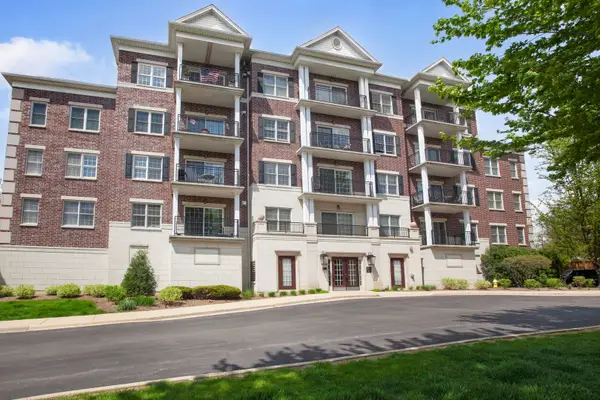 446 Mcdaniels Circle #302, Clarendon Hills, IL 60514