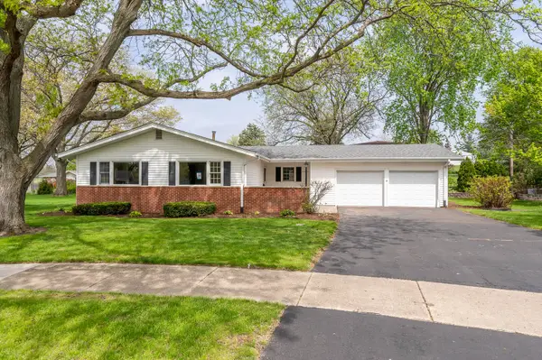 8 Candlewick Court, North Aurora, IL 60542