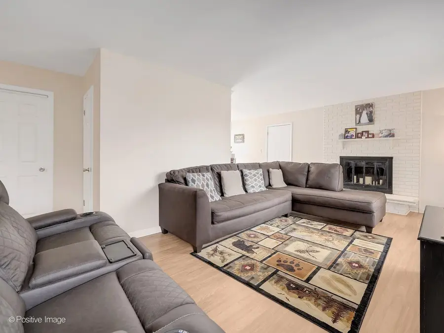 605 Commanche Court, Carol Stream, IL 60188 - #3