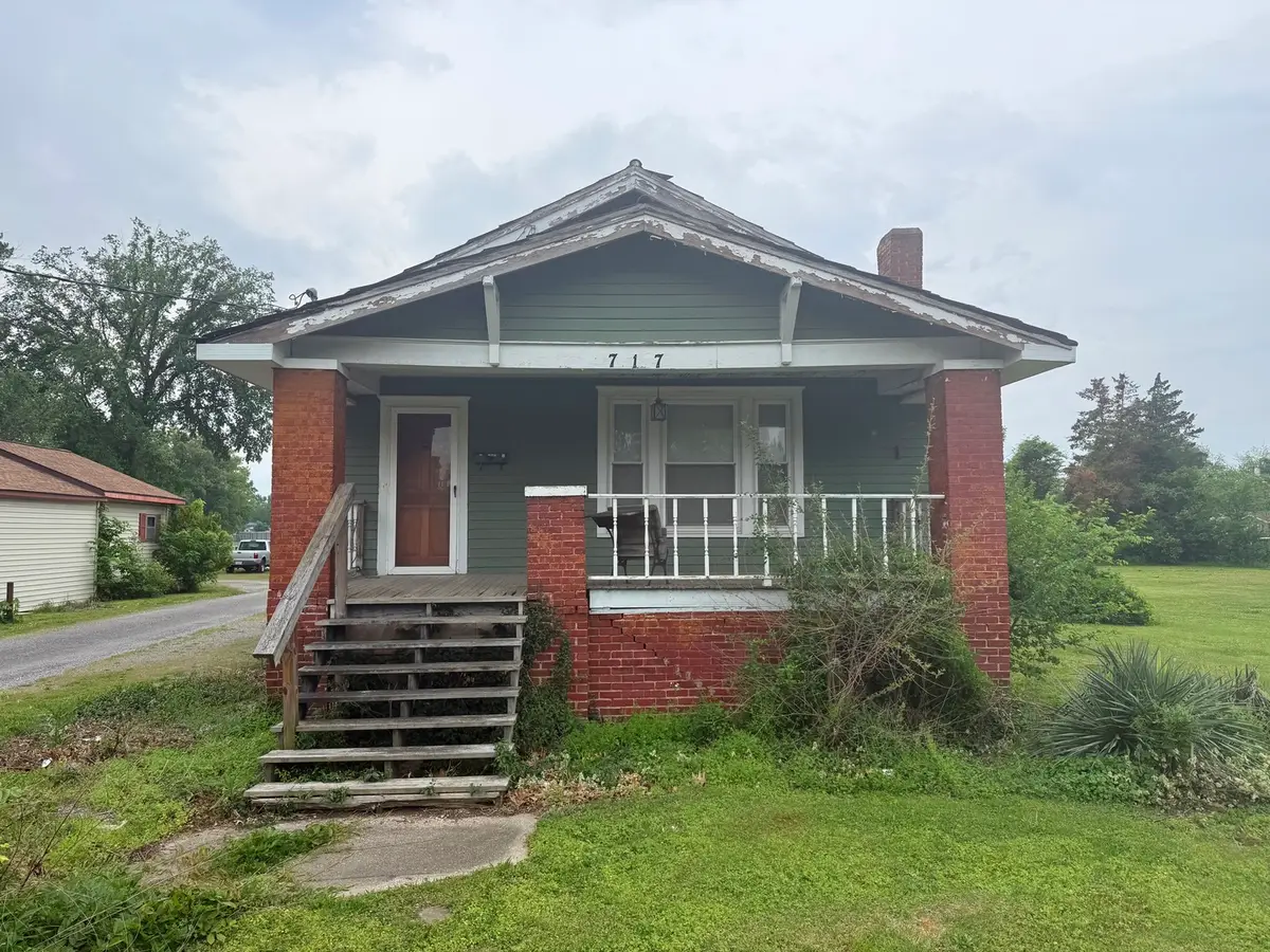 717 W Sloan Street, Harrisburg, IL 62946 - #1