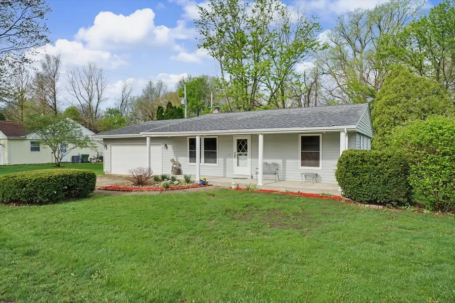 105 S Meadowhill Lane, Mahomet, IL 61853 - #2