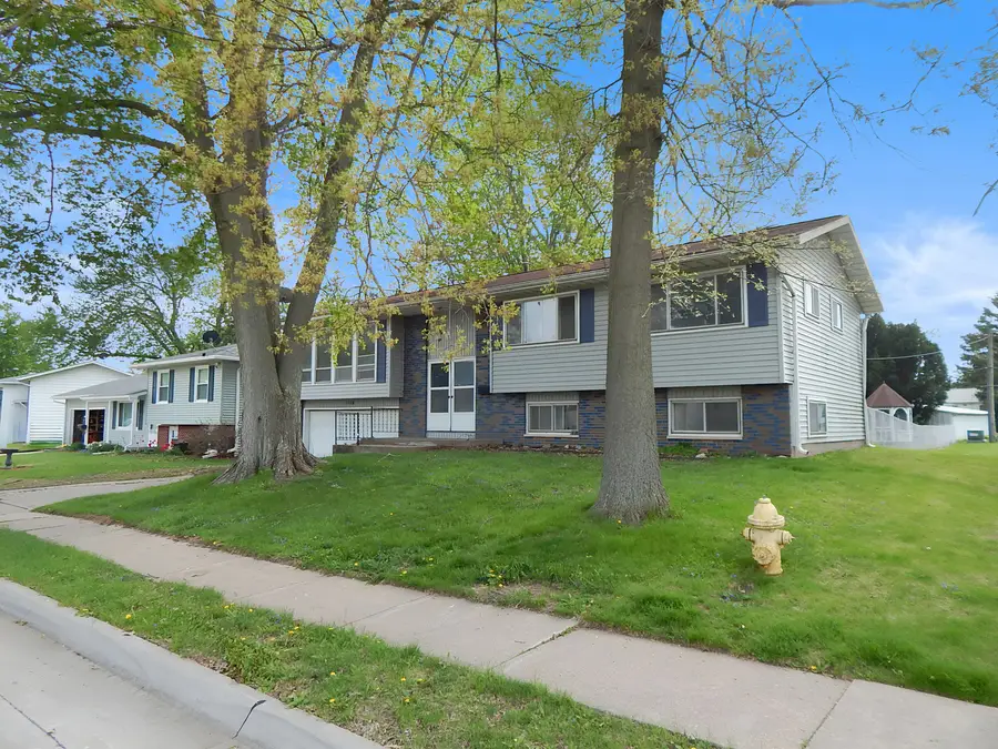 1118 N 13th Street, Clinton, IA 52732 - #3