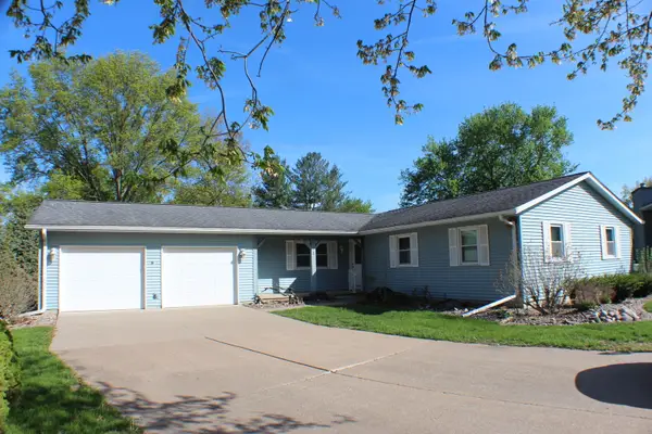 8 Apache Court, Eldridge, IA 52748