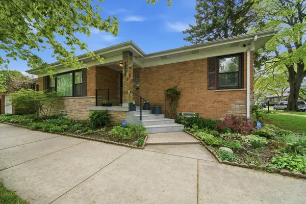 2456 W Farwell Avenue, Chicago, IL 60645