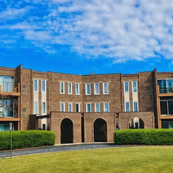 1575 Sandpebble Drive #104, Wheeling, IL 60090