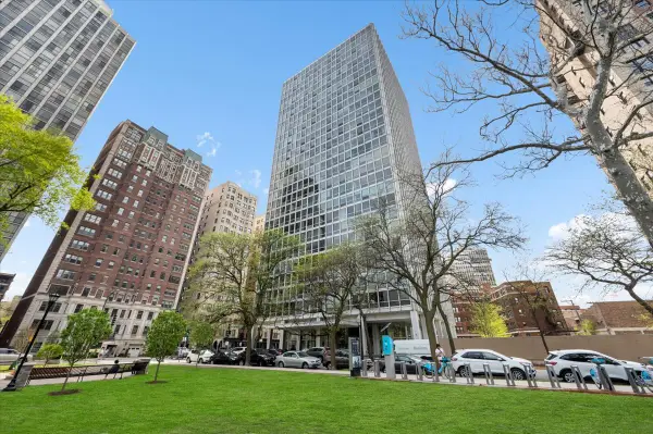 2400 N Lakeview Avenue #1002, Chicago, IL 60614