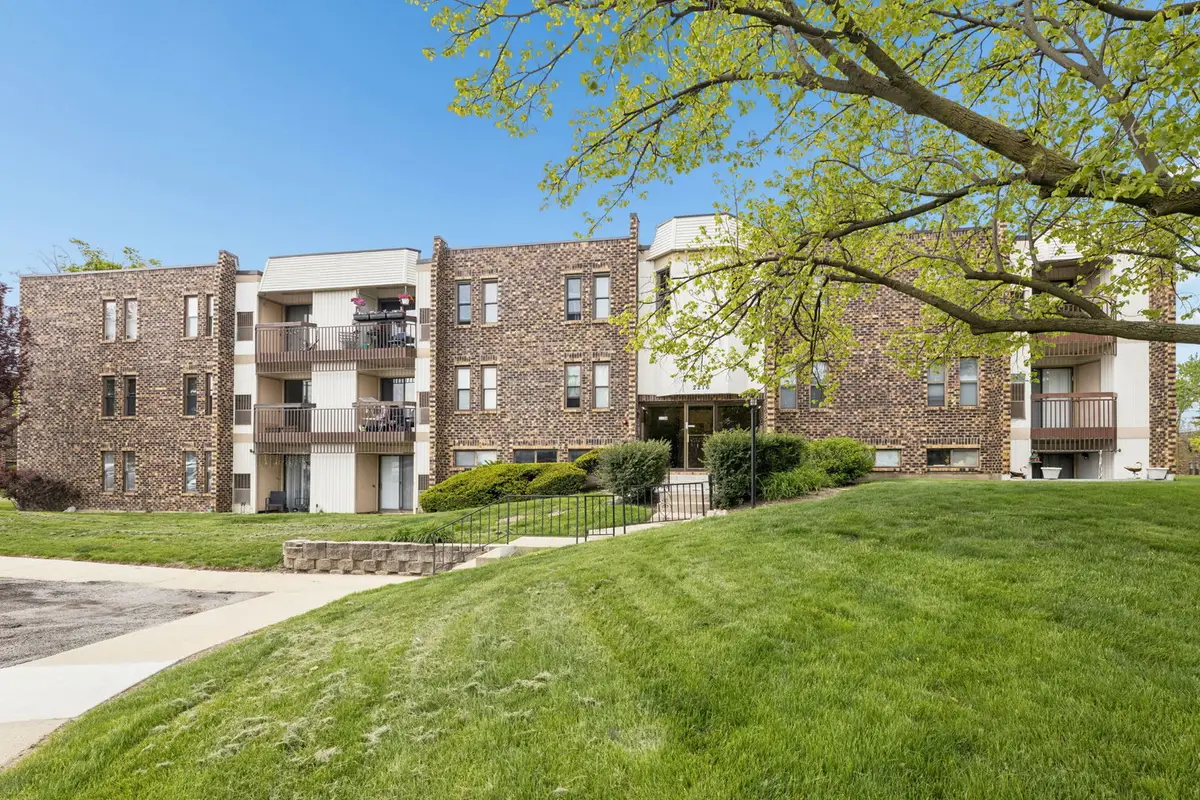 2216 Country Club Drive #15, Woodridge, IL 60517 - #1