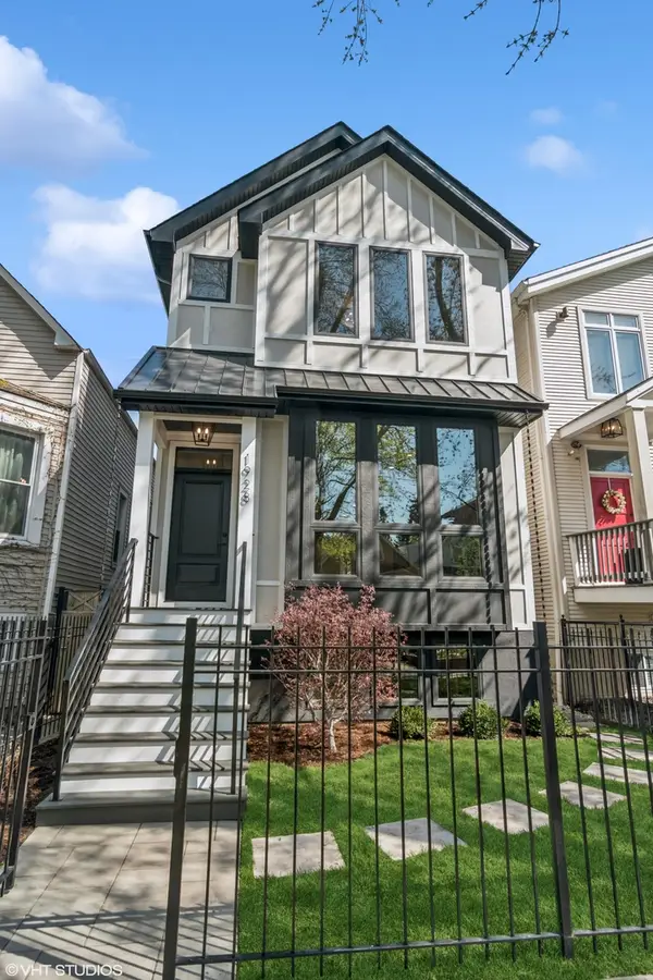 2062 W Belle Plaine Avenue, Chicago, IL 60618