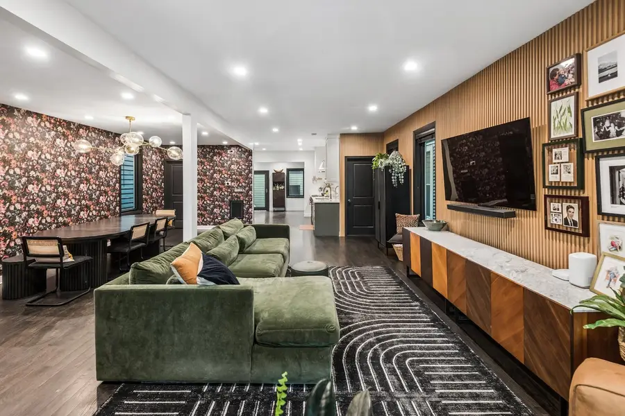 2250 W Berwyn Avenue, Chicago, IL 60625 - #2