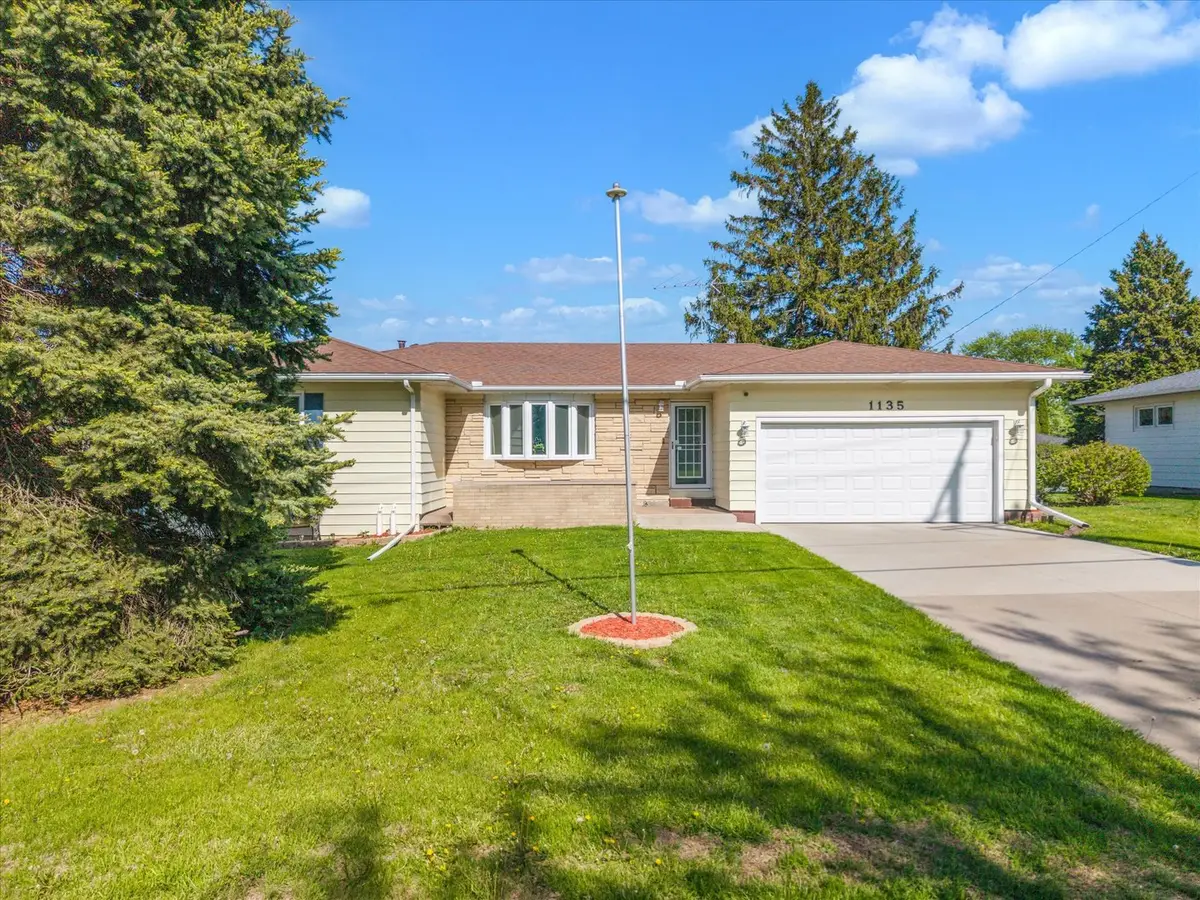 1135 North 11th Street, Clinton, IA 52732 - #1
