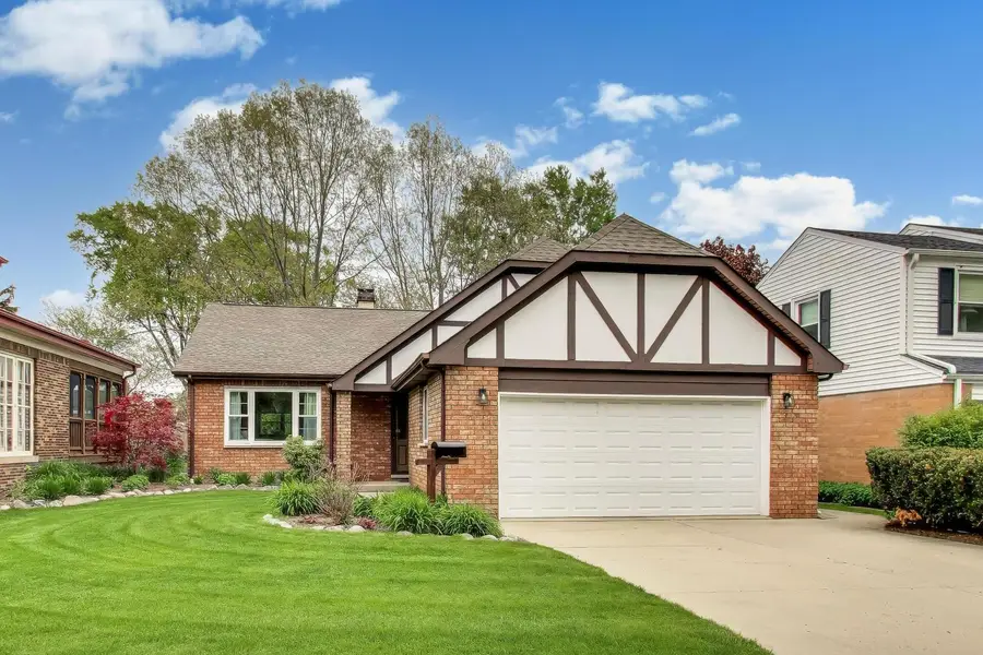 313 S Hi Lusi Avenue, Mount Prospect, IL 60056 - #3