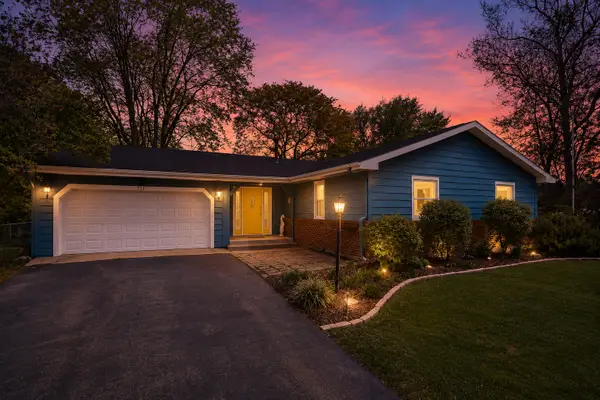 218 E Nerge Road, Roselle, IL 60172