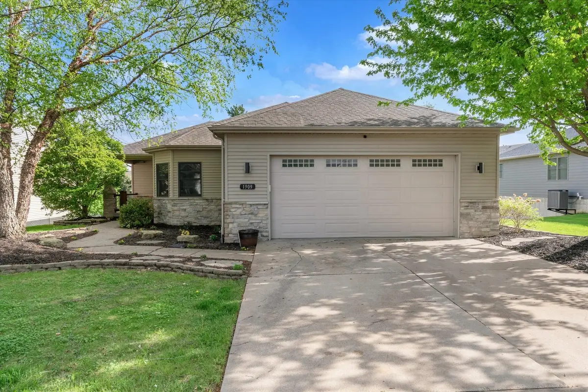 1909 E 58th Street, Davenport, IA 52807 - #1