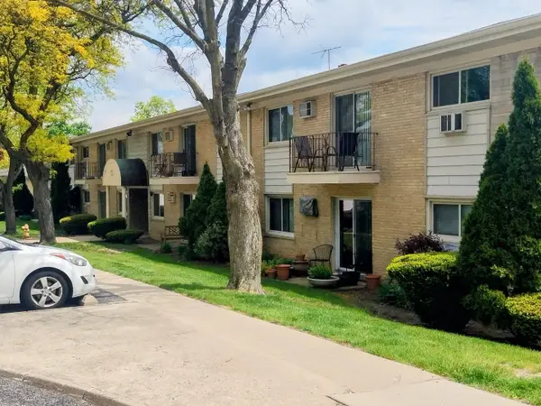 551 Carlysle Drive #10, Clarendon Hills, IL 60514