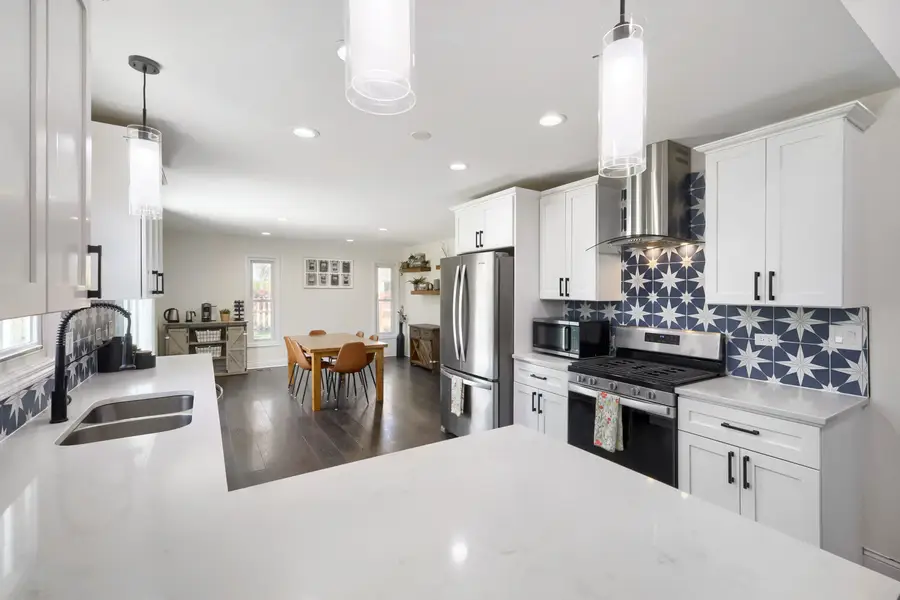 1310 W Darlington Circle, Hoffman Estates, IL 60169 - #3