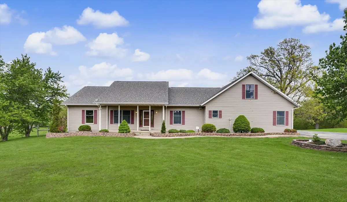 724 E Hilvety Road, Moweaqua, IL 62550 - #1