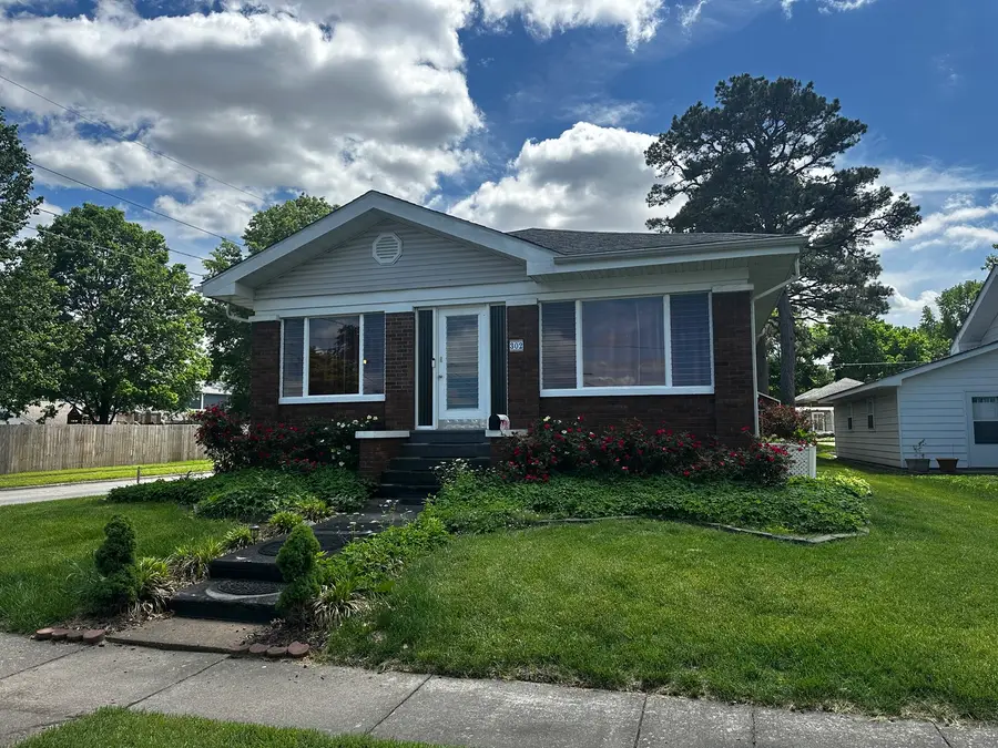 302 W 6th Street, Benton, IL 62812 - #2