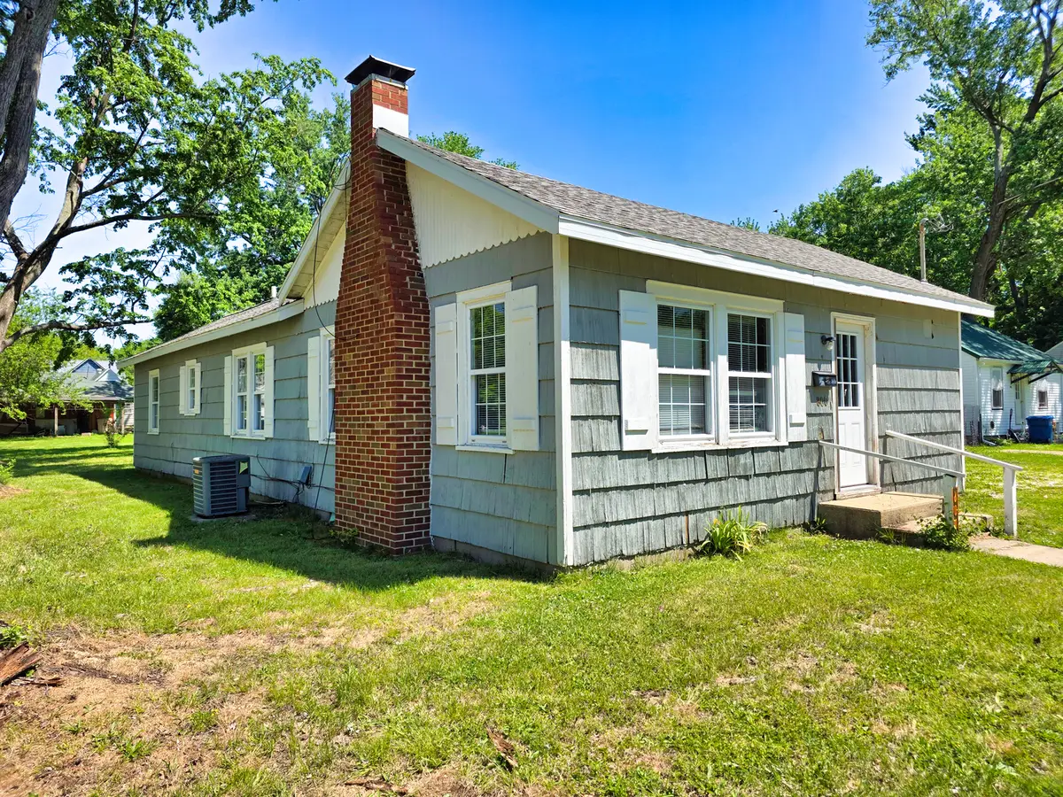 800 E Lafayette Street, Olney, IL 62450 - #1