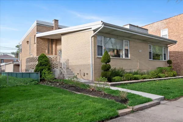 2732 W Estes Avenue, Chicago, IL 60645